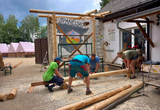 Přístřešek ve dvoře